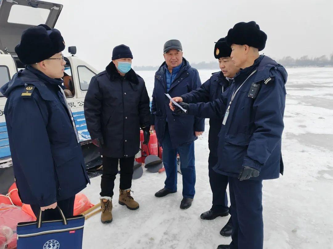 乘冰雪氣墊船遨游！哈爾濱海事保障您“濱”至如歸